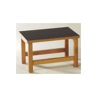 BANQUETA DE UN PELDAÑO, DE MADERA.